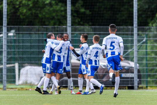 IFK Göteborgs Yonatan Yosef klappas om av lagkamraterna
