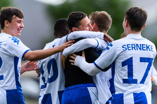 IFK Göteborgs Guga Gatjetjiladze kramas om av lagkamraterna