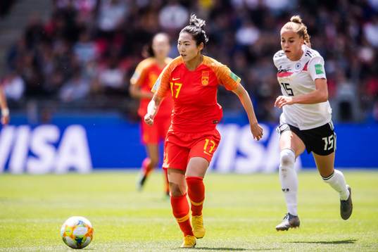 Yasha Gu of China and Giulia Gwinn of Germany