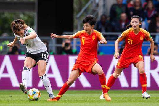 Sara Däbritz of Germany and Jiahui Lou of China