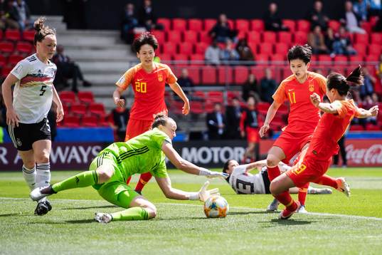 Goalkeeper Almuth Schult of Germany and Li Yang of China