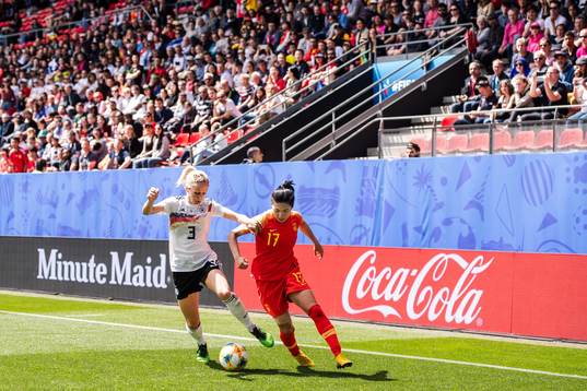 Kathrin Hendrich of Germany and Yasha Gu of China