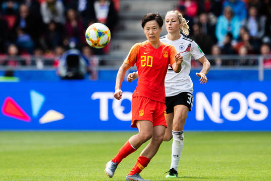 Rui Zhang of China and Kathrin Hendrich of Germany