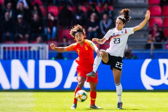 Shuang Wang of China and Sara Doorsoun of Germany