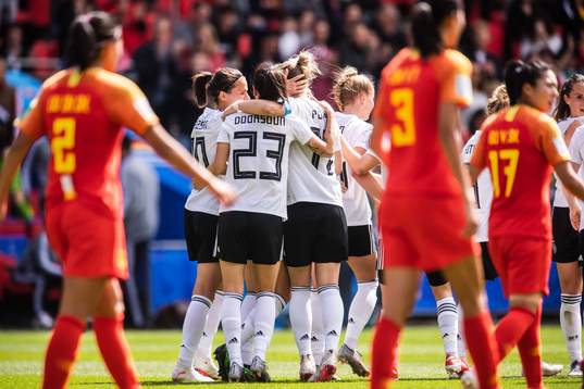 Giulia Gwinn of Germany celebrate with teammates