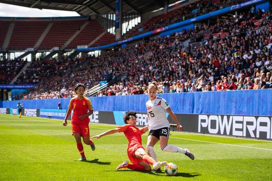 Shuang Wang and Peng Han of China against Giulia Gwinn of