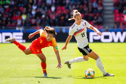 Shuang Wang of China and Giulia Gwinn of Germany