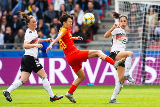 Rui Zhang of China and Sara Doorsoun of Germany