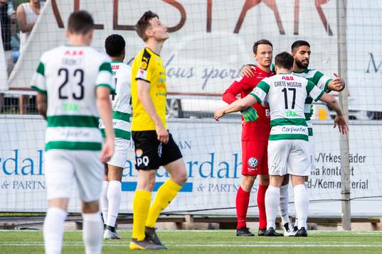 Västerås Sean Sabetkar, målvakt Anton Fagerström och
