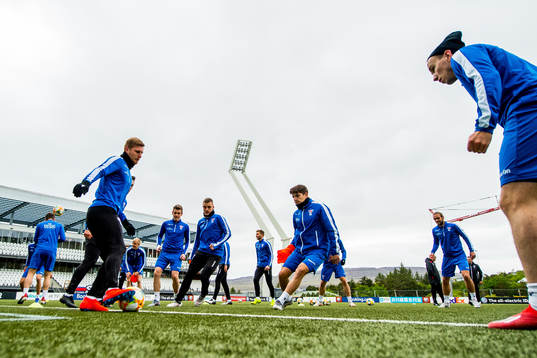 Klæmint Andrasson Olsen and the players of Faroe Islands