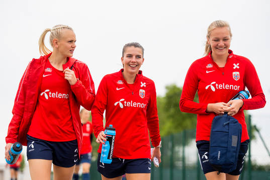 Karina Sævik, Cecilie Redisch Kvamme and Frida Leonhardsen