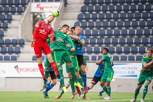 Halmstads målvakt Malkolm Nilsson vid en hörna