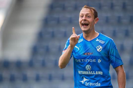Halmstads Joel Allansson reagerar på ett domslut
