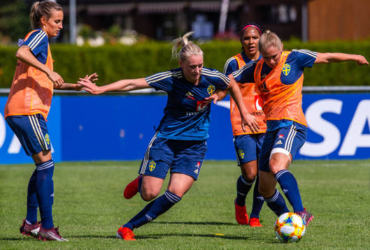 Nathalie Björn , Stina Blackstenius , Madelen Janogy and