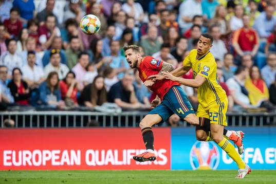 Inigo Martínez of Spain and Robin Quaison of Sweden