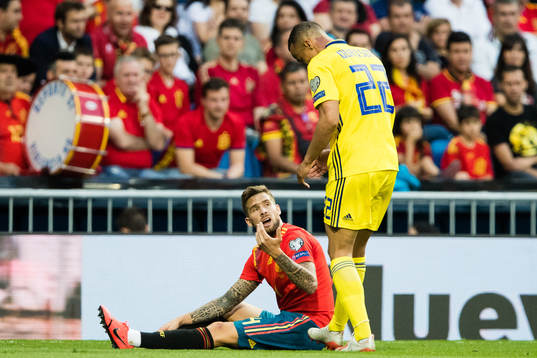 Inigo Martínez of Spain and Robin Quaison of Sweden