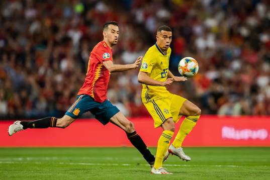 Sergio Busquets of Spain and Robin Quaison of Sweden