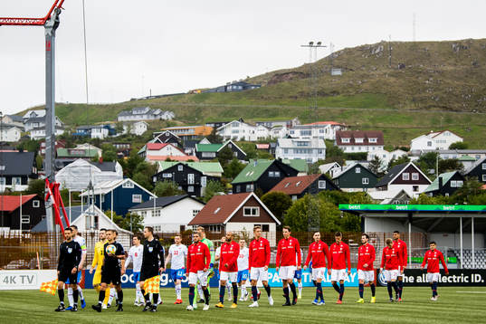 The players enter the pitch