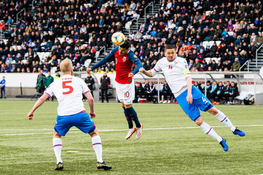 Tarik Elyounoussi of Norway and Atli Gregersen of Faroe