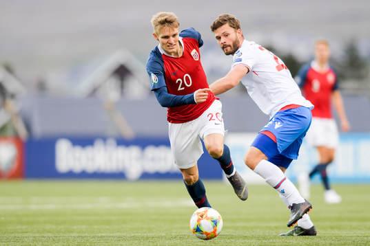 Martin Ødegaard of Norway and Rogvi Baldvinsson of Faroe