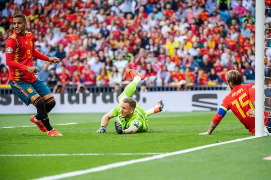 Rodrigo and Sergio Ramos of Spain against goalkeeper Robin