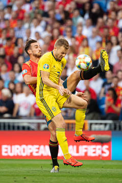 Inigo Martínez of Spain and Sebastian Larsson of Sweden