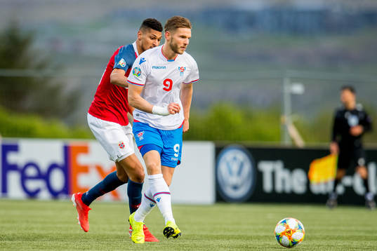 Bjørn Maars Johnsen of Norway and Gilli Rolantsson of