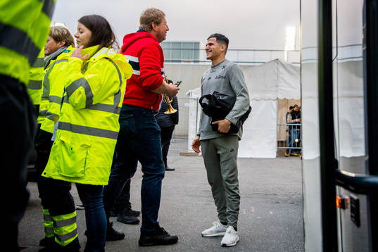 Tarik Elyounoussi of Norway talks to Rune "Tribune" Eikeland