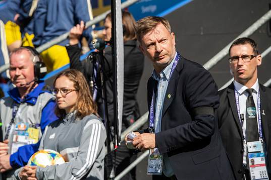 Peter Gerhardsson, Head coach of Sweden  with a black