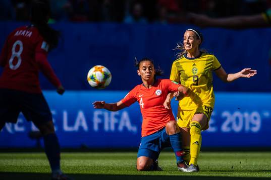 Francisca Alejandra Lara Lara of Chile and Kosovare Asllani