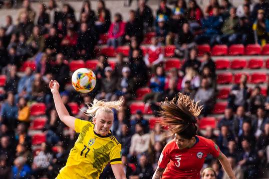 Stina Blackstenius of Sweden and Carla Valentina Guerrero