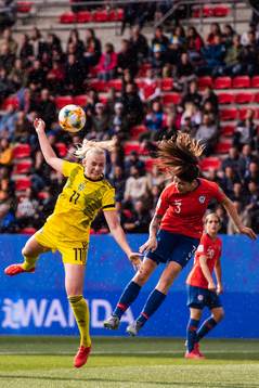 Stina Blackstenius of Sweden and Carla Valentina Guerrero