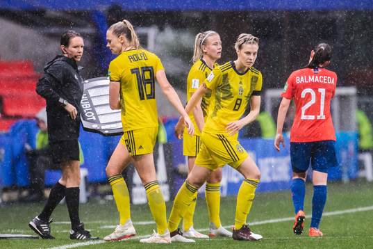 Fridolina Rolfö changes with Lina Hurtig of Sweden