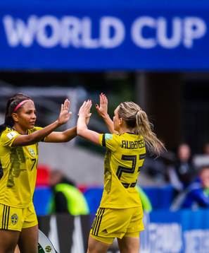 Madelen Janogy changes with Elin Rubensson of Sweden