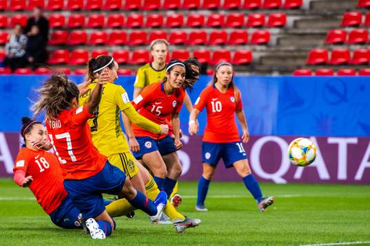 Kosovare Asllani of Sweden scores 1-0