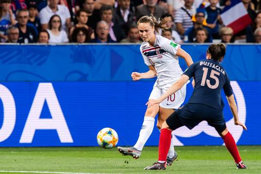 Caroline Graham Hansen of Norway and Élise Bussaglia of