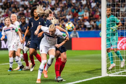 Karina Sævik of Norway and Amandine Henry of France