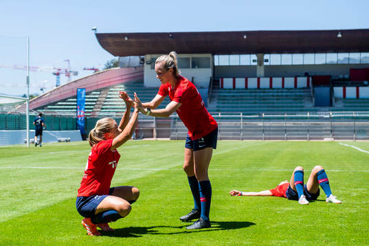 Amalie Vevle Eikeland and Stine Hovland of Norway