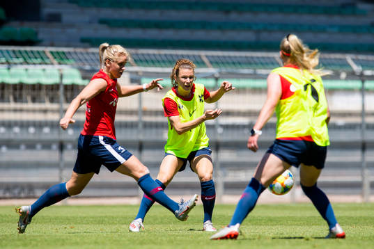 Elise Hove Thorsnes, Synne Skinnes Hansen and Therese Sessy