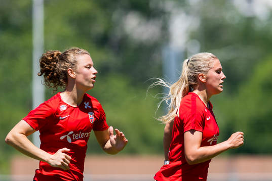 Synne Skinnes Hansen and Emilie Nautnes of Norway