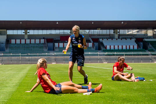 Amalie Vevle Eikeland, Jorid Degerstrøm and Cecilie