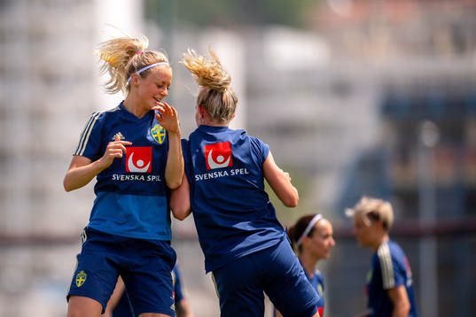 Amanda Ilestedt and Julia Roddar of Sweden
