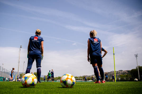 Goalkeeper Jennifer Falk and Julia Roddar of Sweden