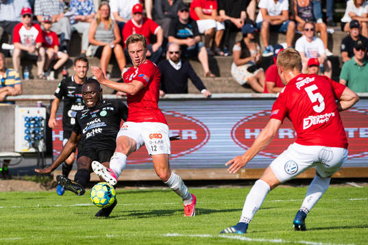 Västerås Ravy Tsouka Dozi och Degerfors Erik Lindell