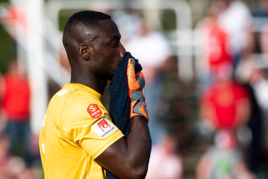 Degerfors målvakt Ismael Diawara deppar
