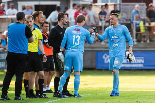 Västerås målvakt Daniel Svensson byts in mot målvakt
