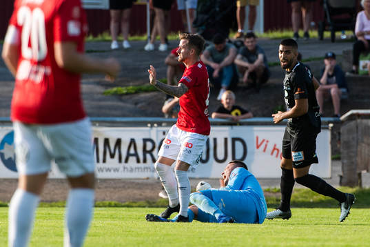 Degerfors Rasmus Alm kolliderar med Västerås målvakt