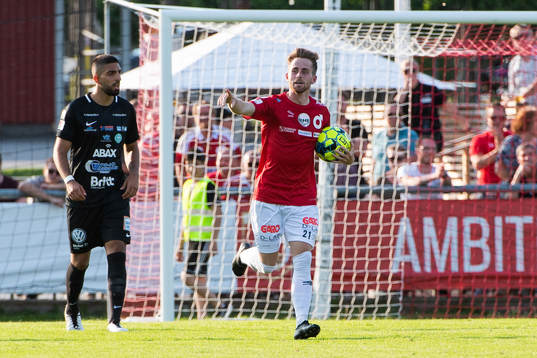  Degerfors Rasmus Alm jublar