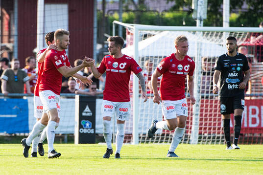 Degerfors Erik Björndahl jublar med lagkamrater