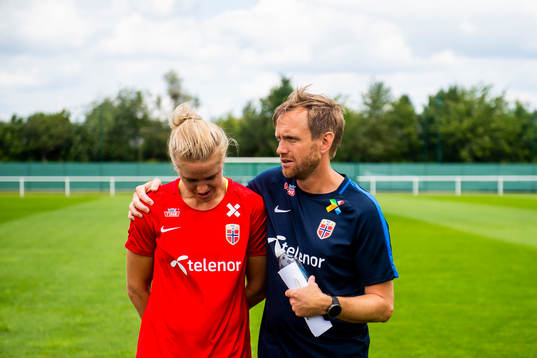 Elise Hove Thorsnes of Norway and Martin Sjögren, head